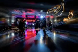 Serata di salsa e bachata con DJ Tito Valdez su pista da ballo illuminata